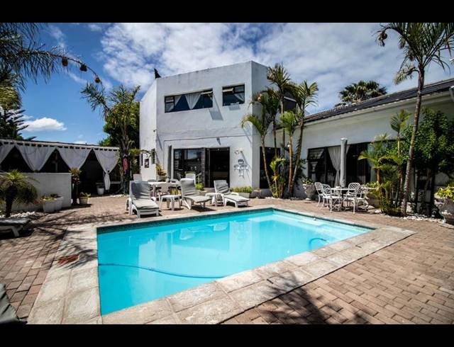 8 BEDROOM HOUSE FOR SALE IN COUNTRY CLUB